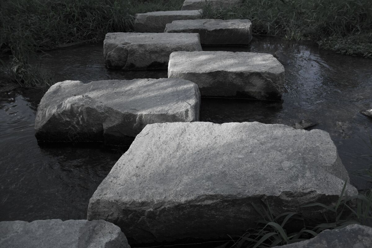 石头特写镜头中的石头在水面上形成一条小路公园道路放松