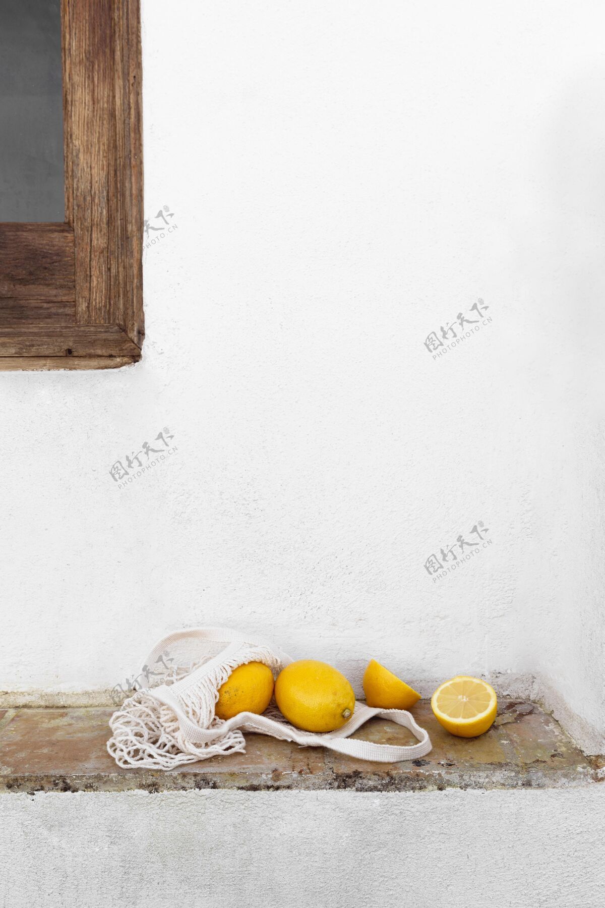柠檬新鲜的柠檬放在桌子上和海龟袋柑橘水果新鲜