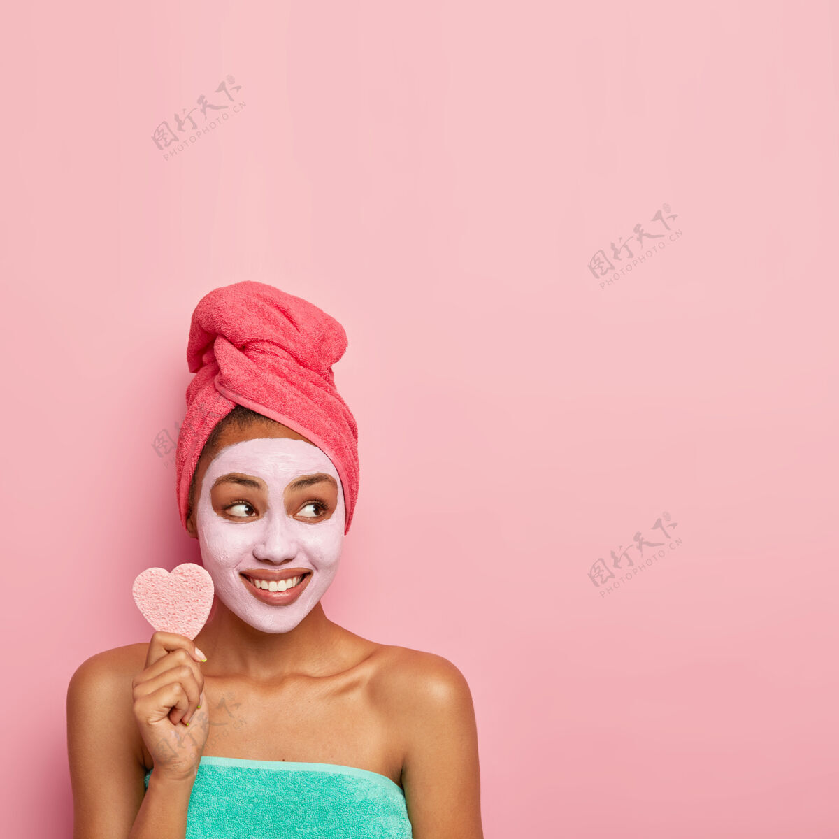 姿势漂亮的年轻模特有很好的呵护皮肤 戴上面膜来减少眼底的黑眼圈和眼袋 拿着化妆棉 头上裹着浴巾皮肤护理垂直旁白