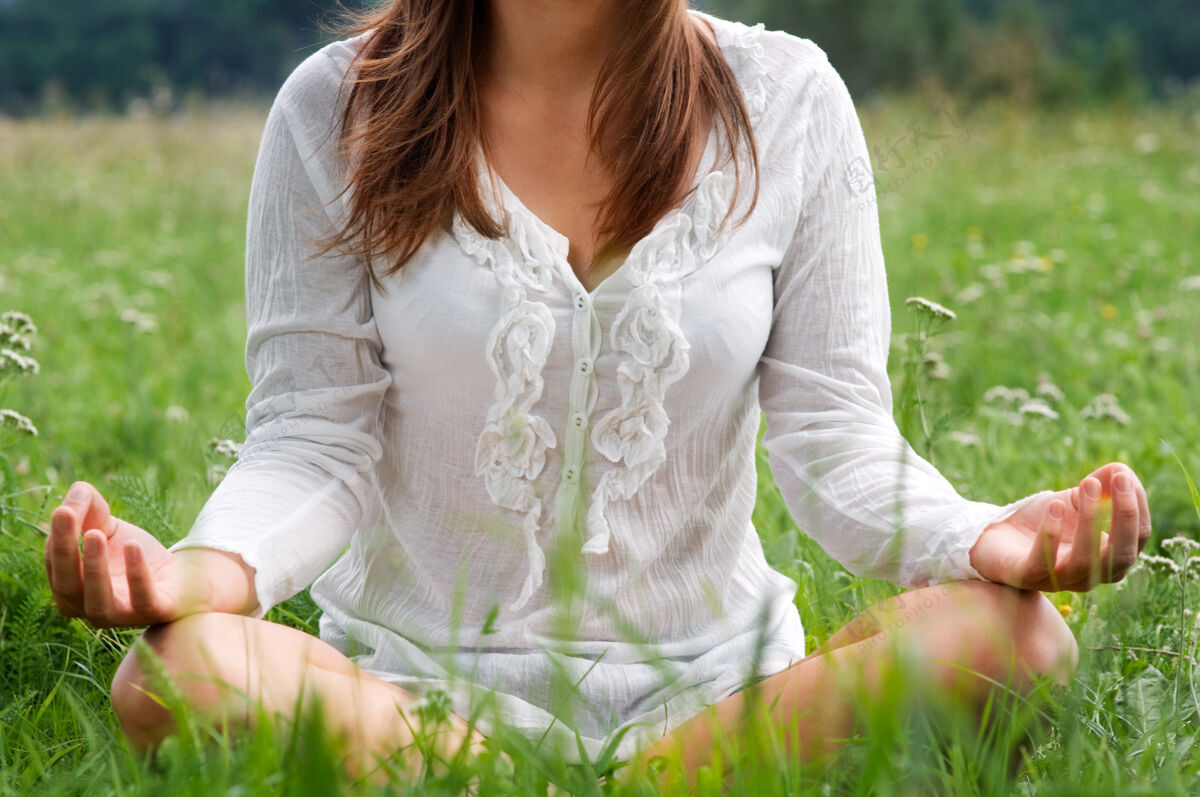 放松运动做瑜伽的女人健康与美丽冥想活力