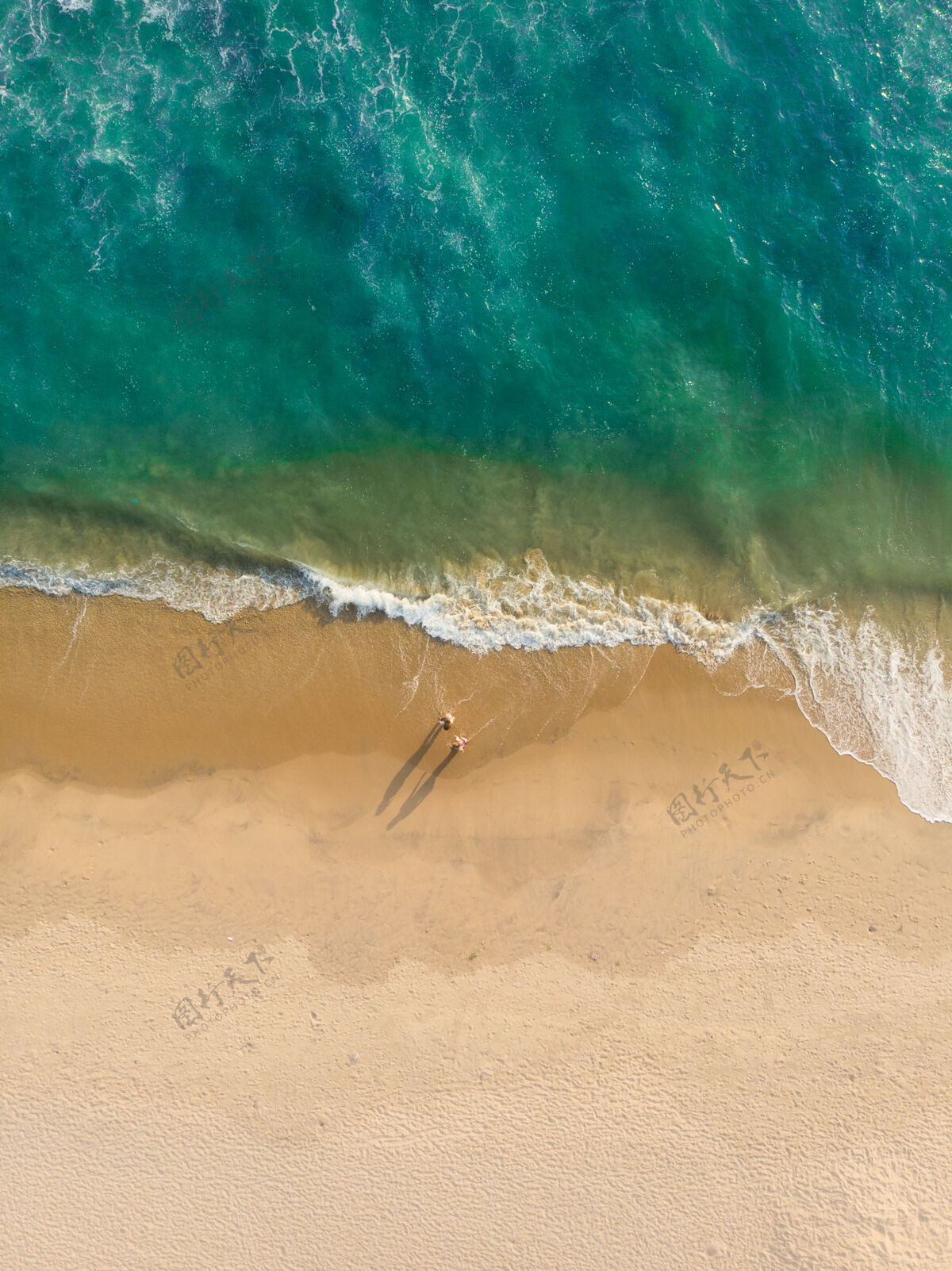 热带瓦卡拉海滩上行走的人们的俯视图运动度假海景