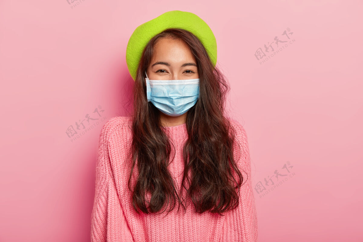 女人可爱的黑发亚洲女士患有传染病 戴着防毒面具 戴着绿色贝雷帽和毛衣流行急诊穿着
