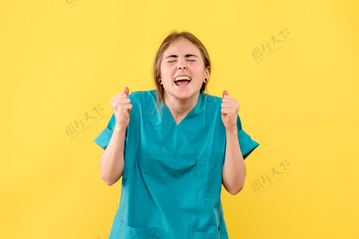 随意正面图黄色背景上的女医生喜气洋洋的情绪医院医护人员健康长相肖像微笑