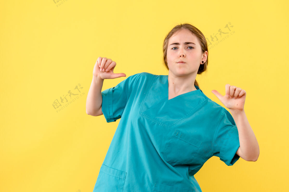 长相正面图黄色背景上摆姿势的女医生医疗卫生院感慨女医生医学肖像