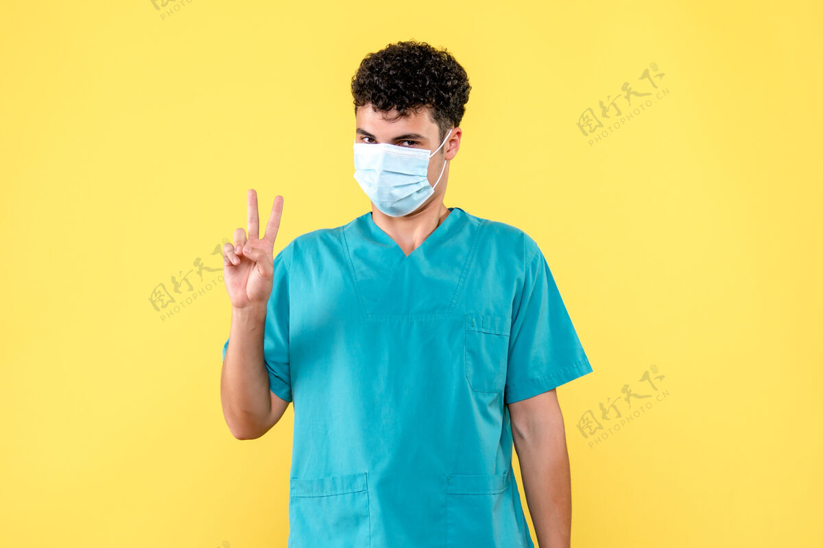 球衣戴口罩的医生知道如何检测冠状病毒男人脸男性