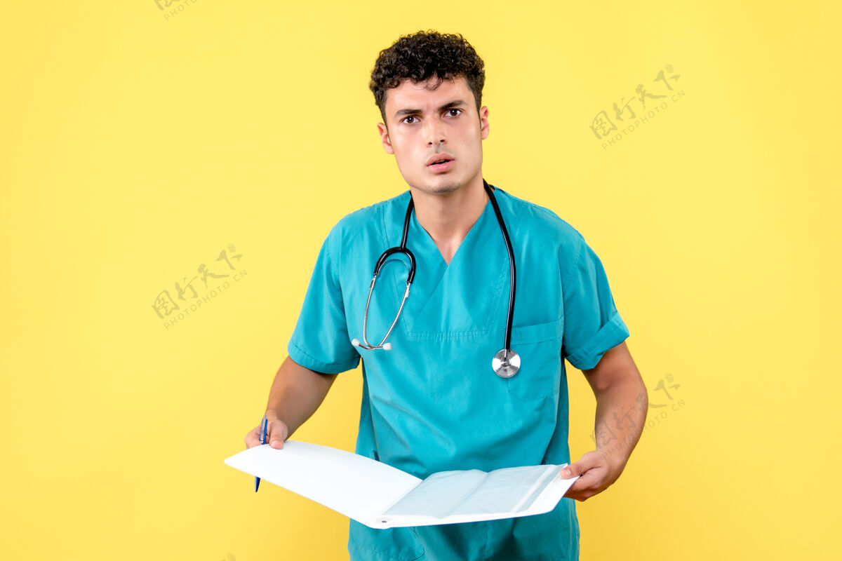病人前视医生医生拿着文件夹和文件向同事询问病人的结果专业听诊器高尔夫