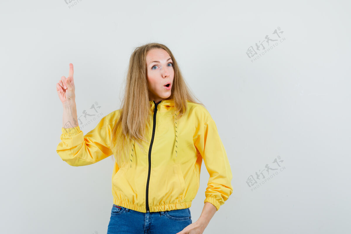 性感一位金发女郎 穿着夹克 牛仔裤 看起来很自信向上魅力牛仔裤