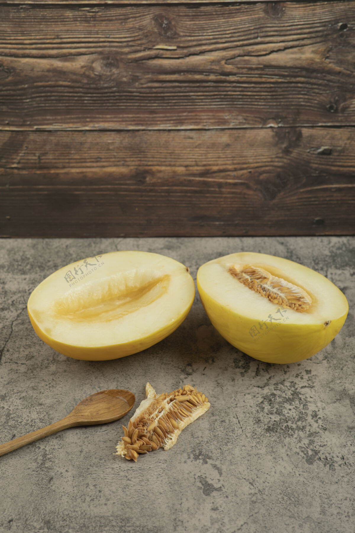 热带把美味的黄瓜切成两半放在大理石表面 放在木勺旁边甜味有机健康