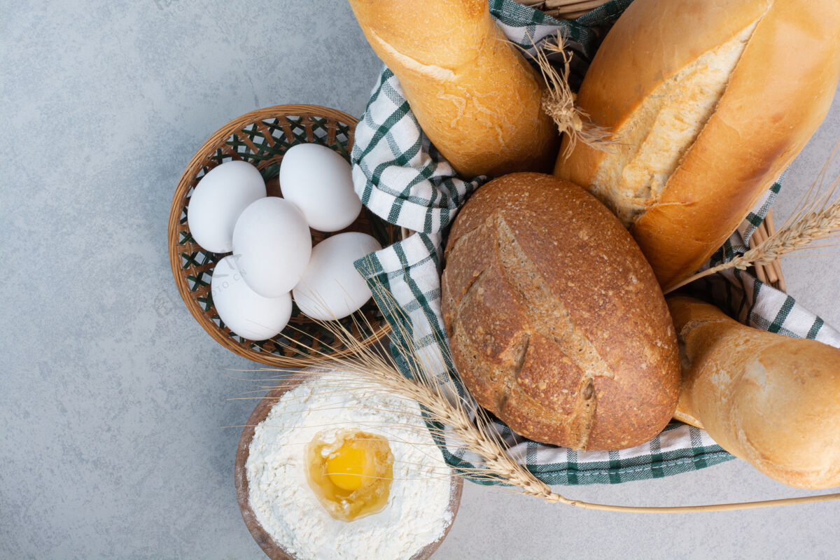 烘焙一篮子各种面包加面粉和鸡蛋高质量的照片面包房面包食品