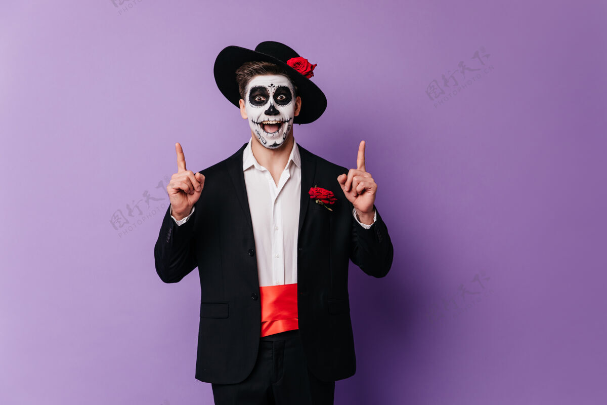 男人穿着墨西哥服装的帅哥在派对上惊呆了穿着僵尸装的感性男人的万圣节照片死亡之日骷髅服装