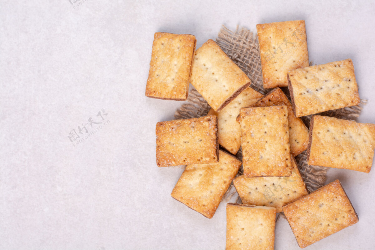 美味白色背景麻布上的美味甜饼干高品质照片白面包脆营养