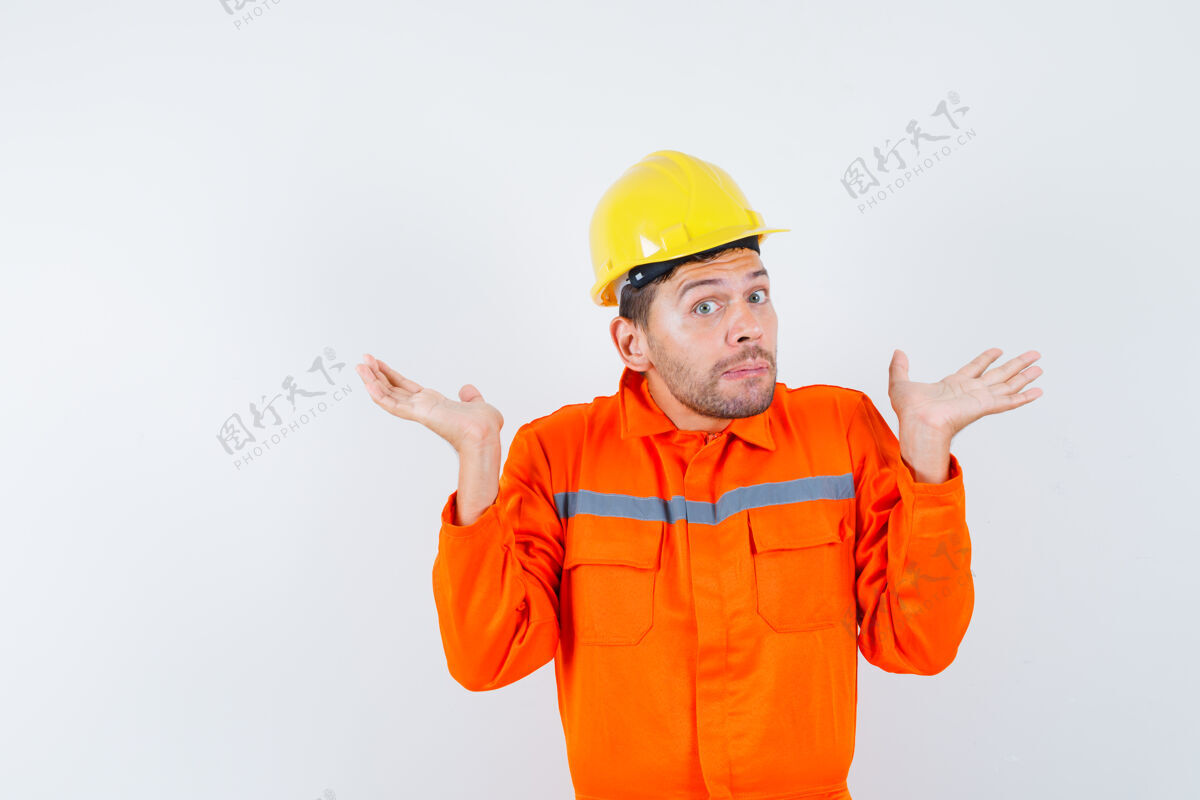 工程建筑工人在制服上表现出无助的姿态 戴着头盔 神情迷茫 前视工头无助建设者