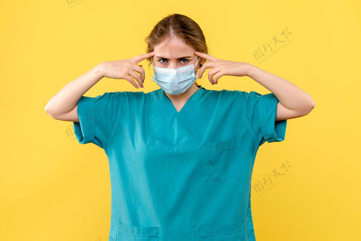 牙套正面图黄色背景下女医生思考医院健康危机-大流行人颈托流行