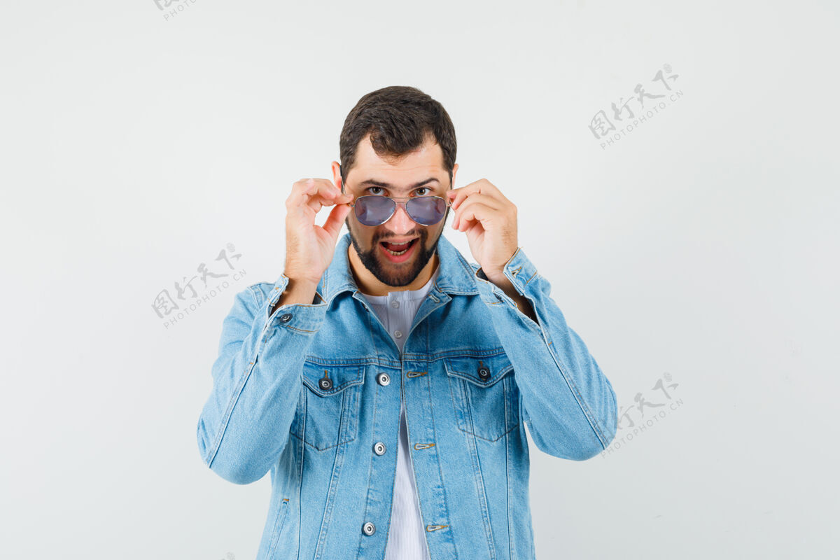 手表复古风格的男人戴着太阳镜在夹克衫 t恤衫和看起来很酷前视图年轻观点成人