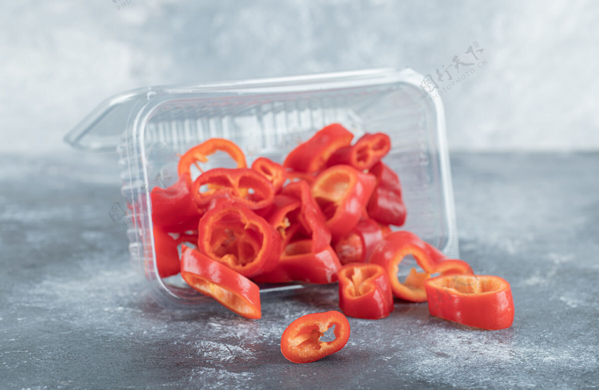 素食者把红椒片放在塑料盘子里胡椒有机剁