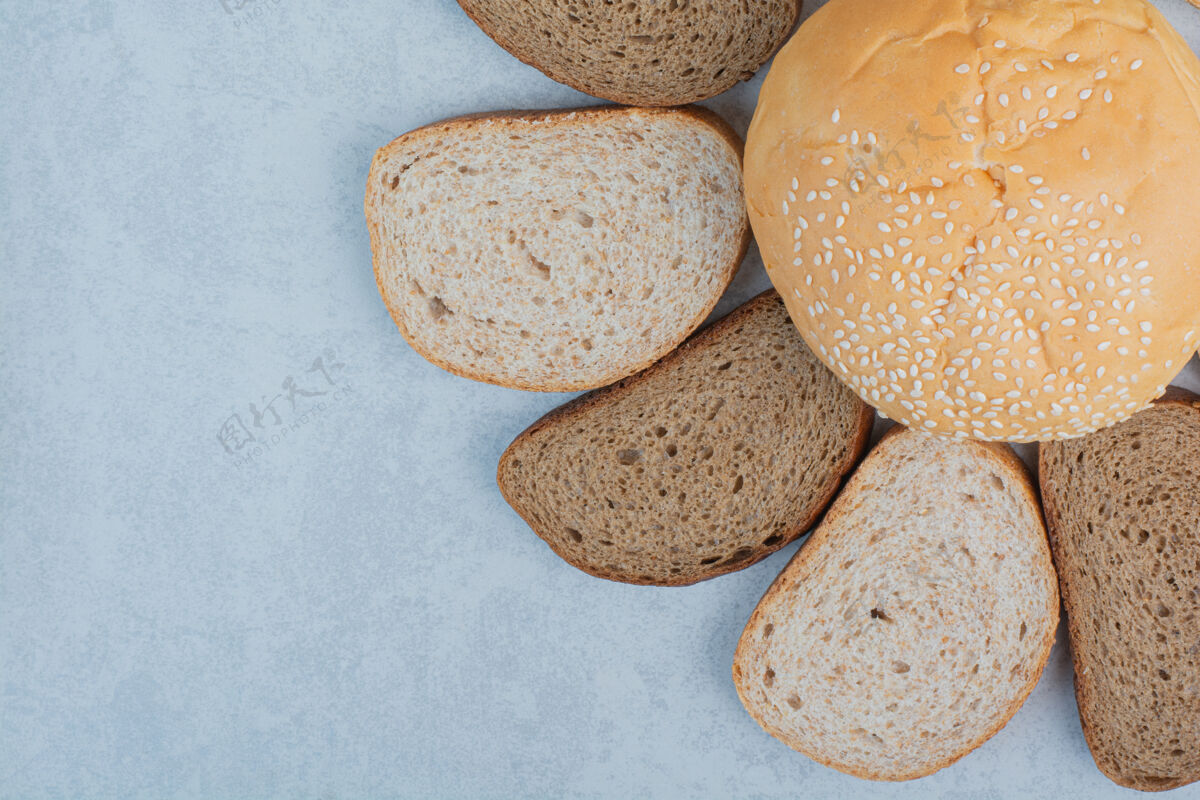 黑麦蓝色背景芝麻面包片和小面包高品质照片小麦烘焙什锦