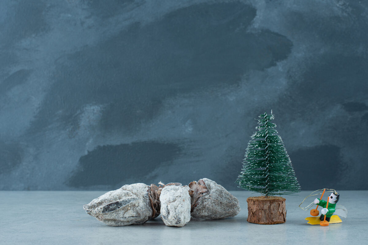干圣诞树与健康干果大理石背景高品质的照片好吃可食用小