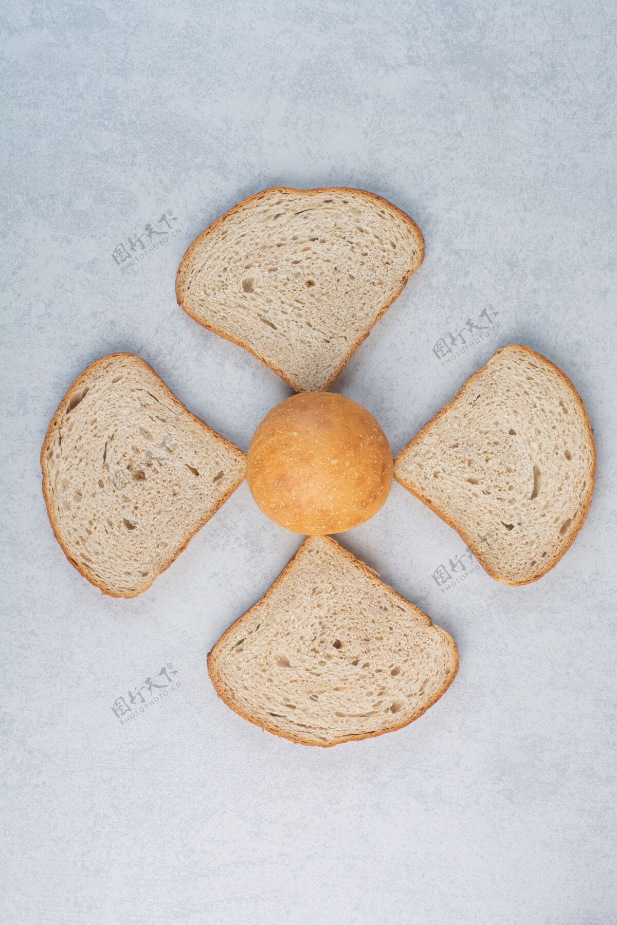 新鲜包和面包片在大理石背景上高质量的照片吃产品农业