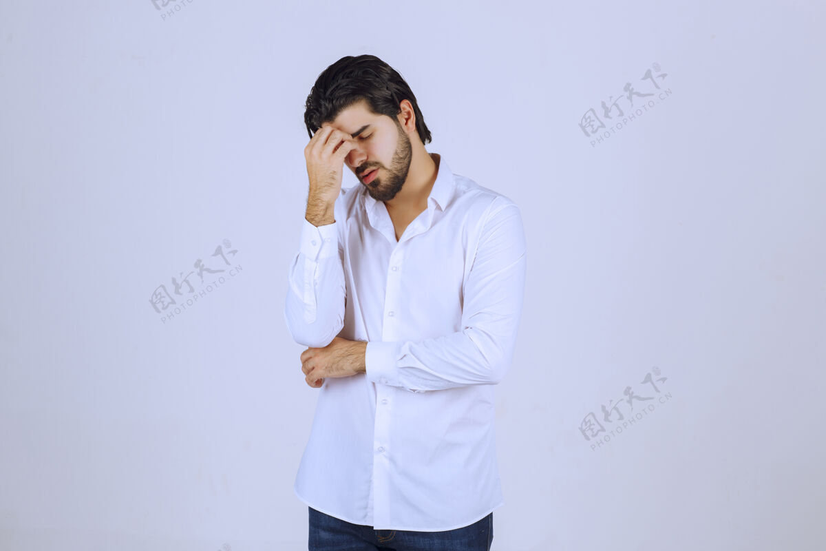 阳刚一个穿白衬衫的男人脸上蒙着一层布 他很伤心 头痛疾病疲倦无聊