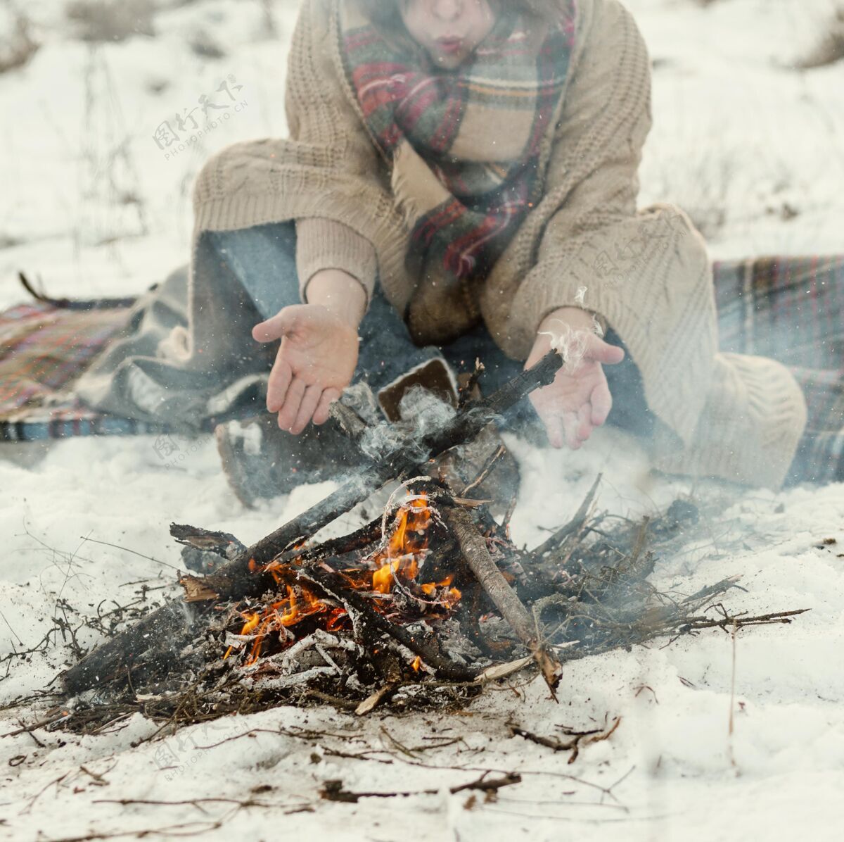 休闲冬天在篝火旁取暖的人成年人白种人季节