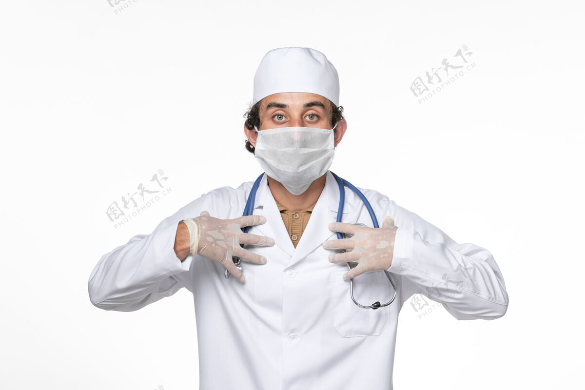 实验室外套正面图：男医生穿着医疗服 戴着口罩 以防白色地板上的冠状病毒大流行医疗病毒外套