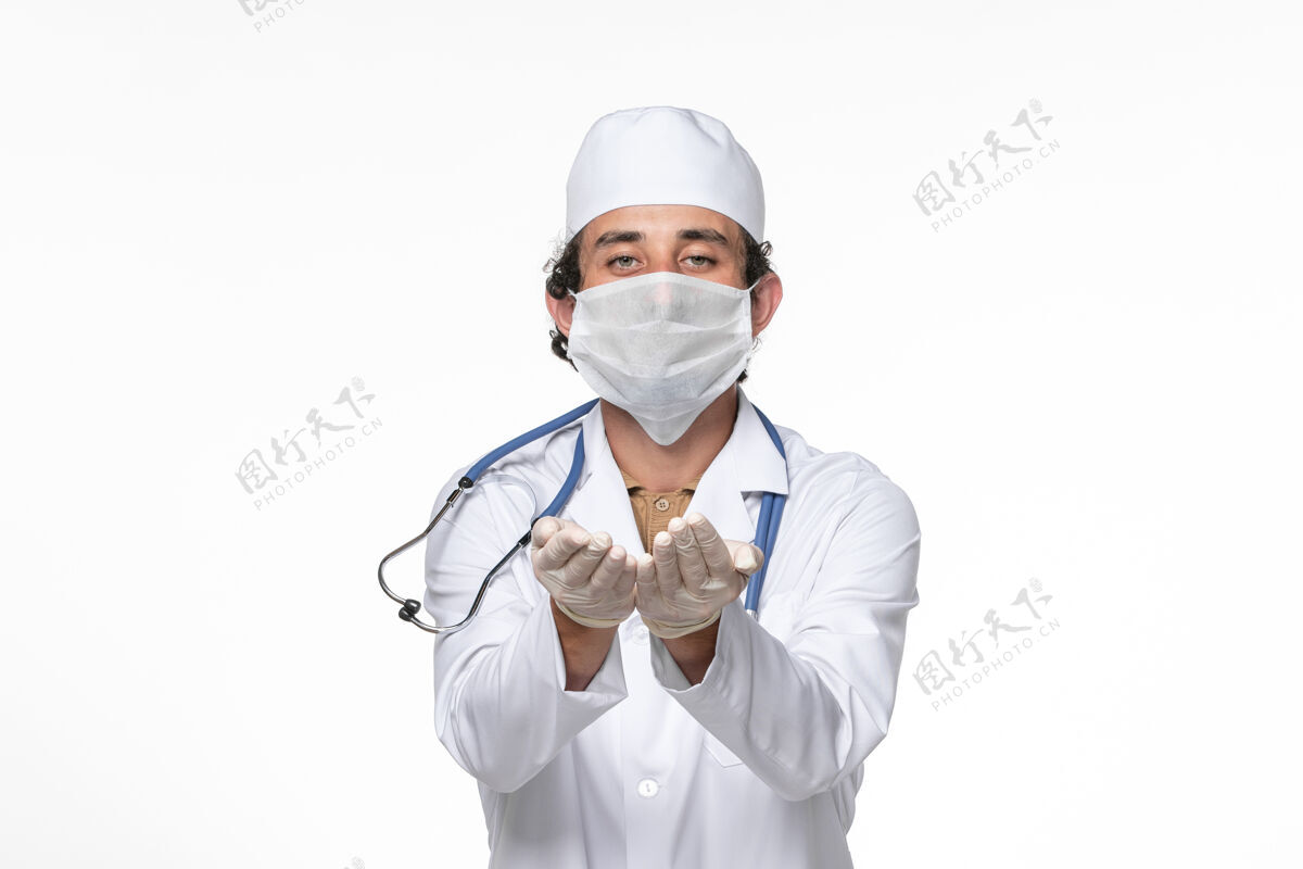 套装正面图：男医生穿着医疗服 戴着口罩 防止白墙病毒溅起冠状病毒大流行大流行防护专业