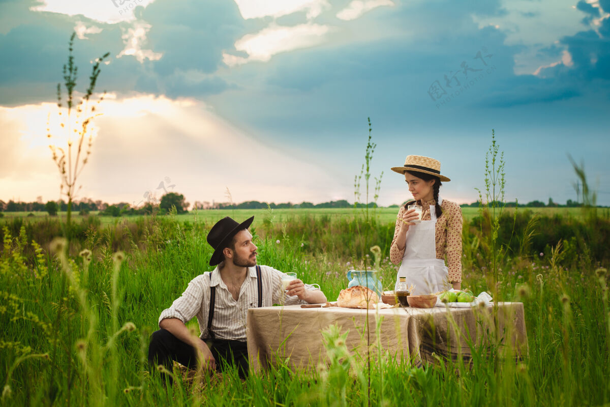 人一对夫妇在草地上野餐女性放松关系