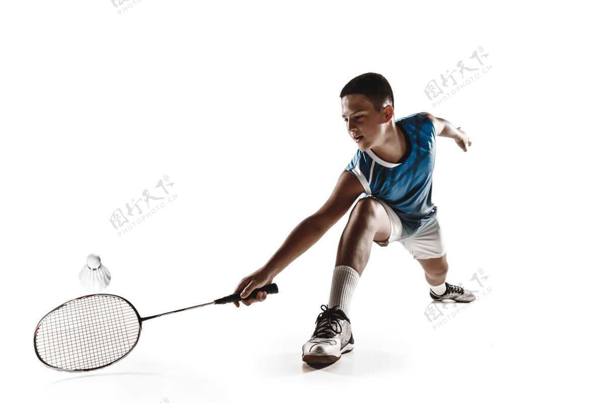 练习小男孩在白地上打羽毛球训练玩耍游戏