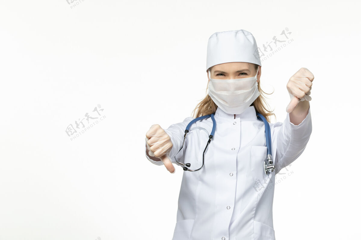 到期正面图女医生身穿医疗服戴口罩因白壁冠状病毒病-大流行性疾病视图专业制服