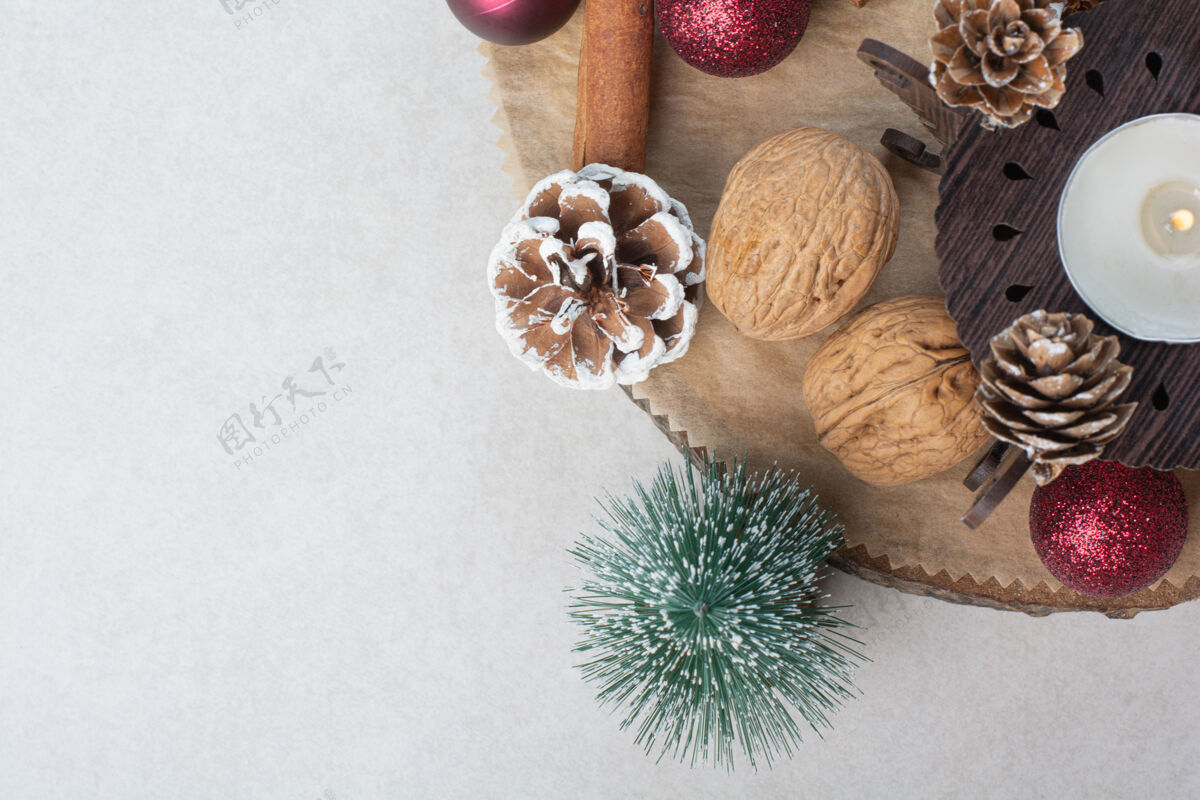 红球核桃与松果和圣诞球在木板上高品质的照片木头圣诞球健康