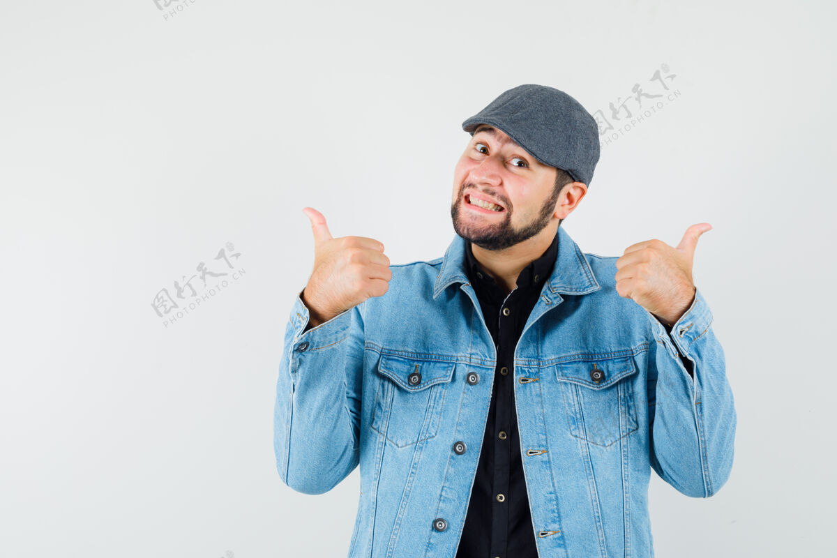 思考复古风格的男人展示拇指在夹克 帽子 衬衫和看起来愉快 前视图男人老快乐