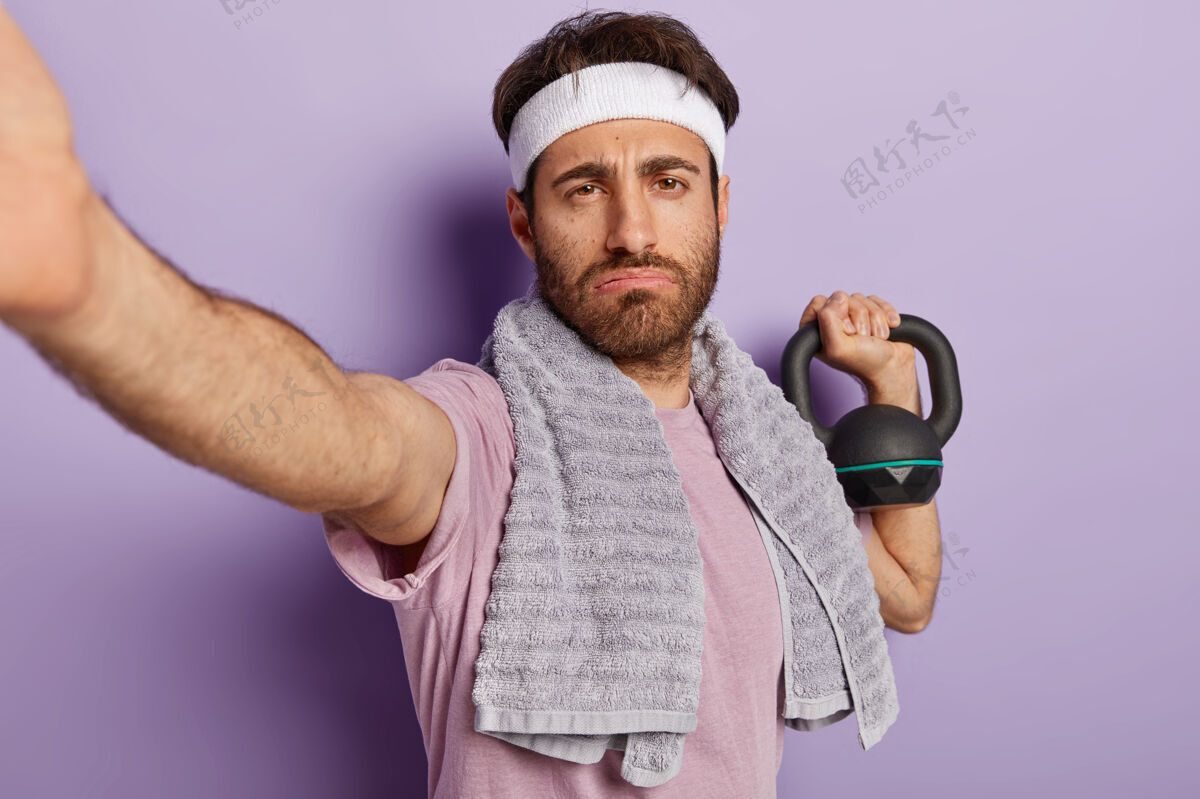 锻炼疲劳严重的强壮男子健美运动员有重量锻炼 想要有完美的二头肌 展示力量和能量 自拍 穿着运动服 在健身房训练举重自拍健身健身房