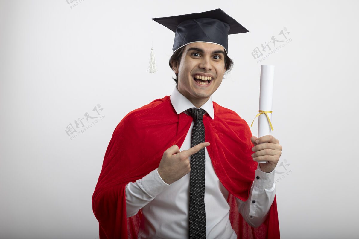 领带快乐的年轻超级英雄戴着领带 戴着毕业帽 指着毕业证书超级英雄欢乐穿