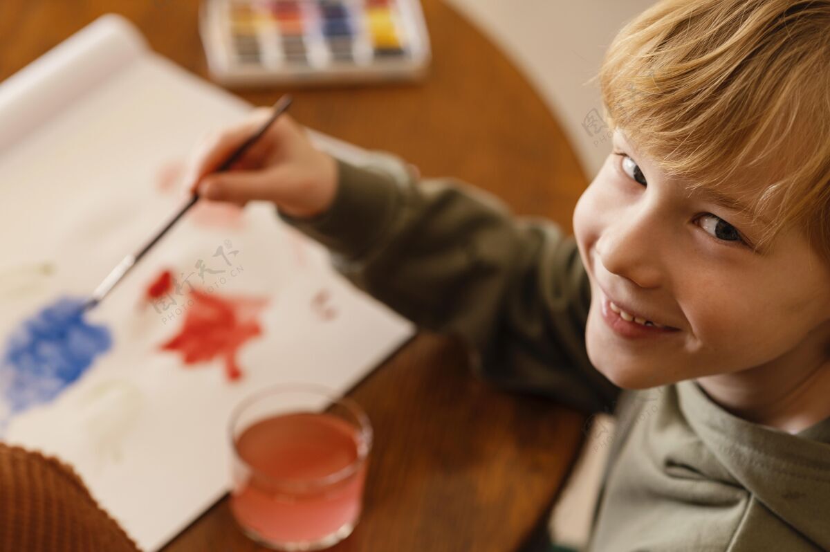 室内特写笑脸儿童画在纸上绘画艺术艺术家