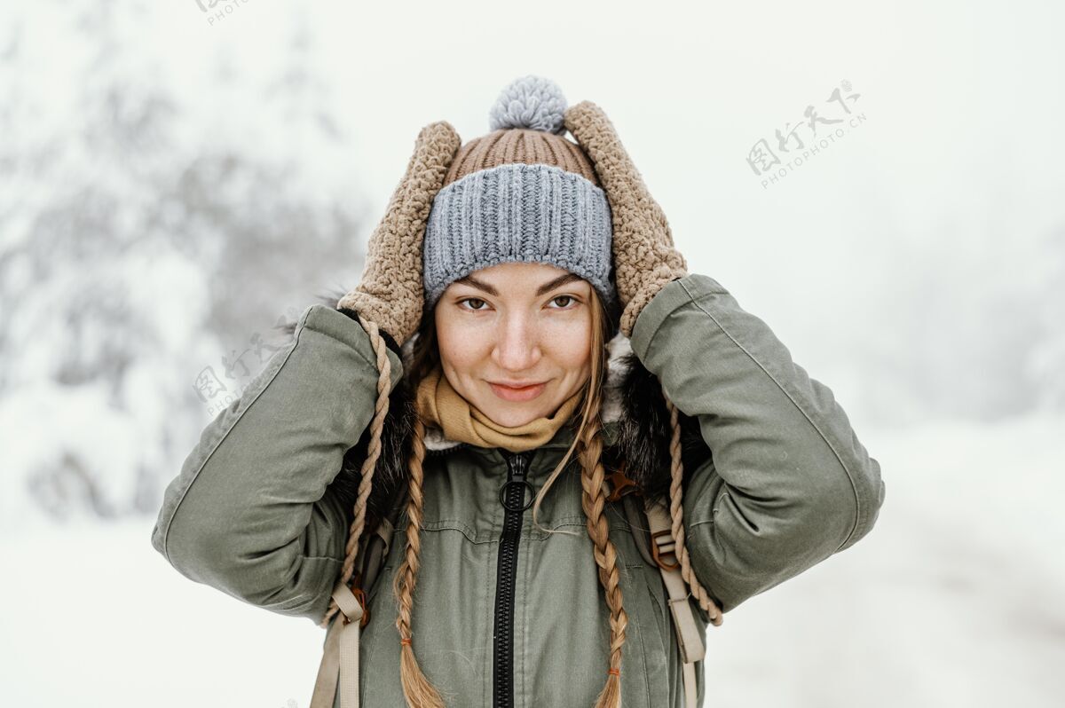 女人在冬日为年轻女子画像肖像冬天背包