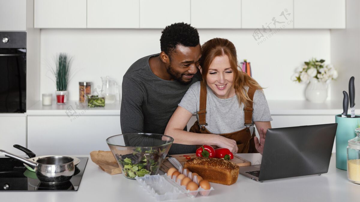 爱中枪夫妇在看笔记本电脑女性在一起在家
