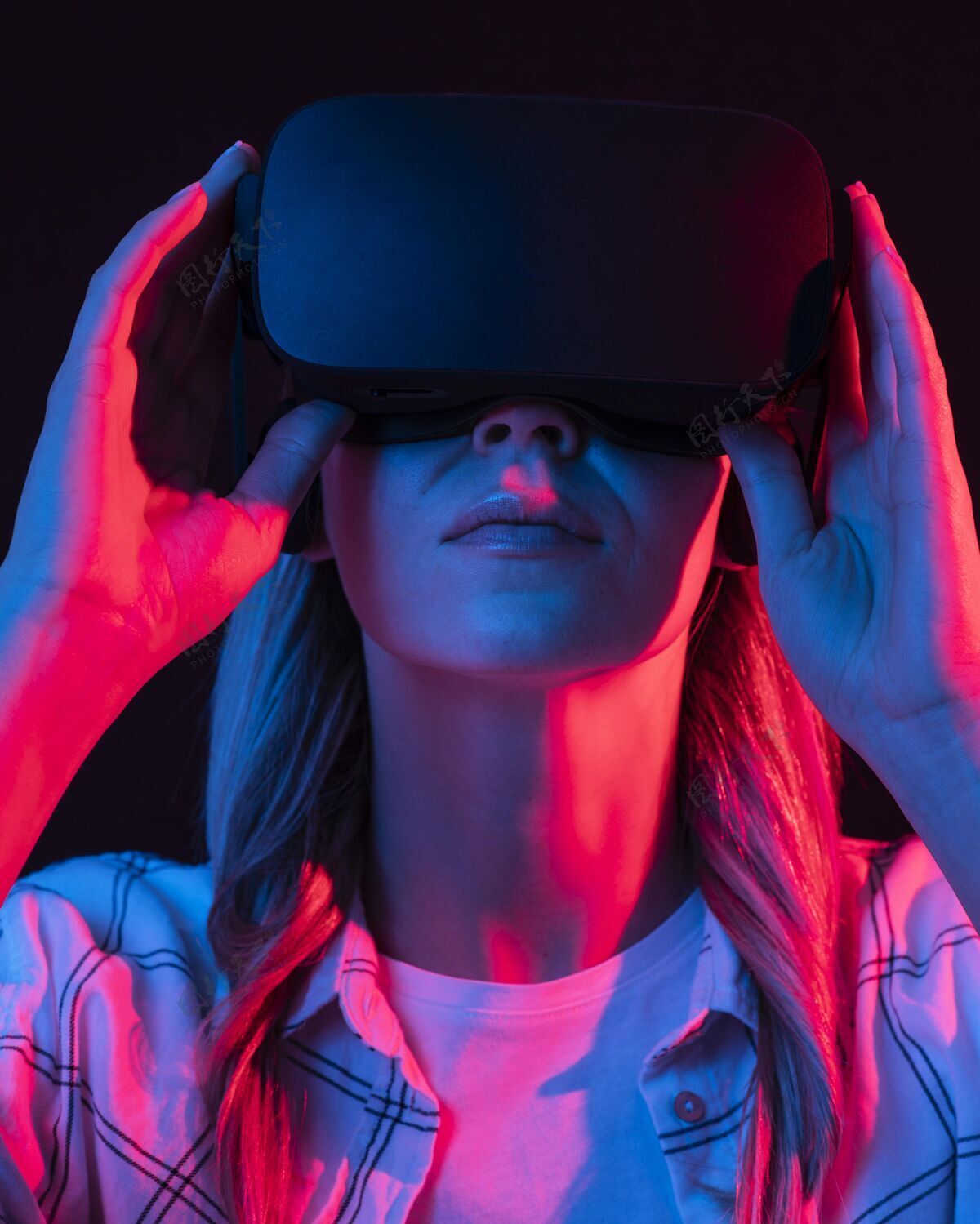 虚拟用未来派的装置特写女人未来虚拟现实虚拟眼镜