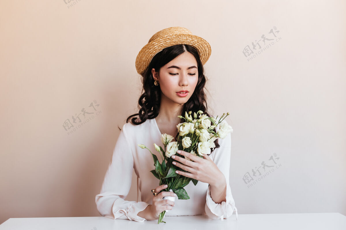 花束手持白花的迷人亚洲女人带桔梗花束的幸福中国模特摄影棚拍摄服装韩国花