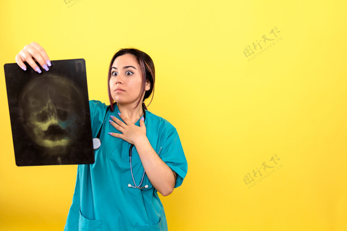 西装放射科医生的侧视图放射科医生对病人的x光感到惊讶人业务放射科医生