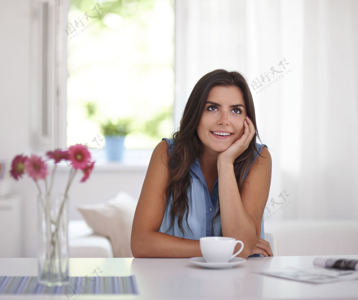 瘦女人用报纸和咖啡放松纯洁杂志女性