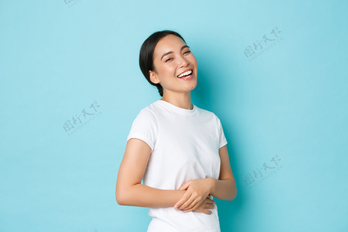 年轻年轻的亚洲女人穿着休闲t恤摆姿势人表情女人