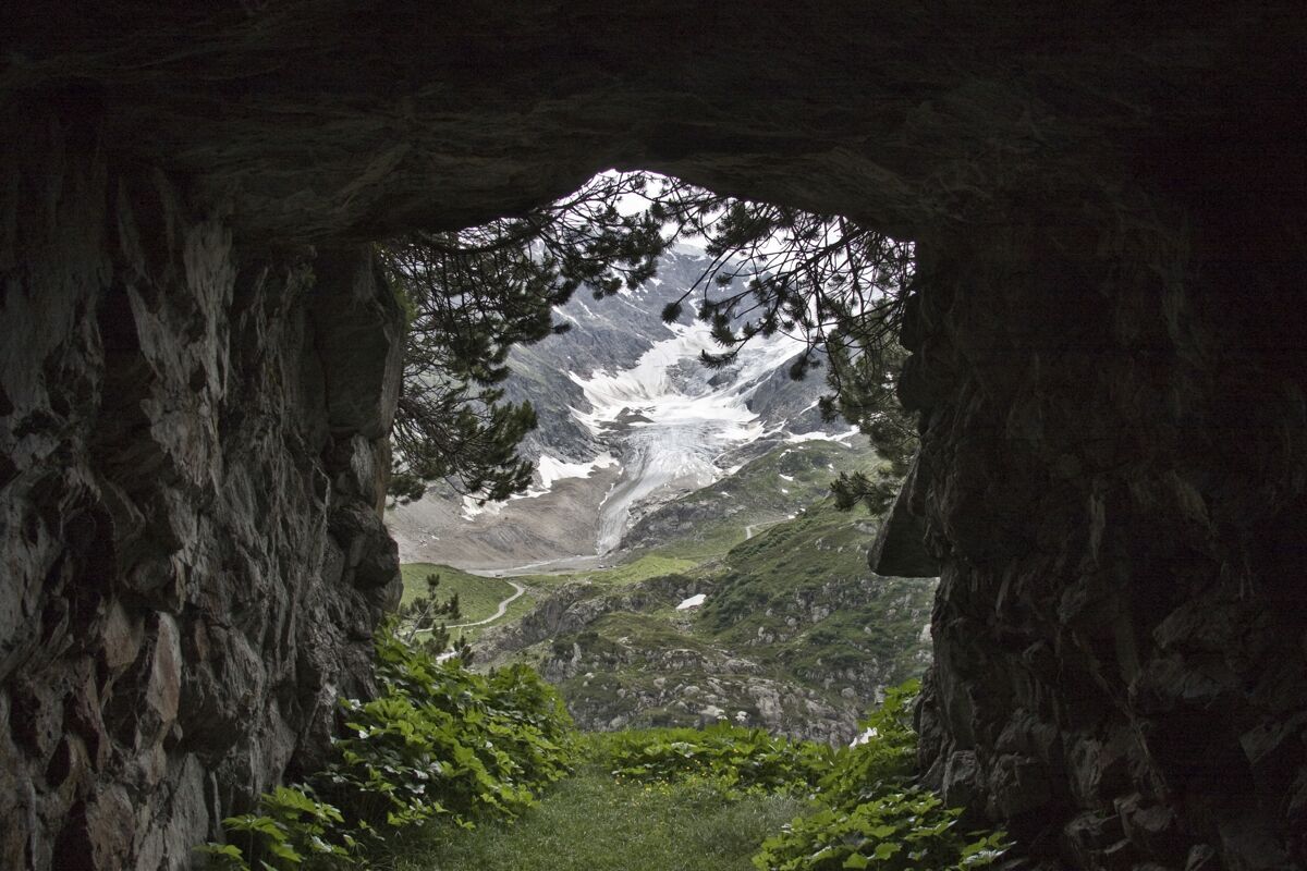 攀岩从隧道里看到一座被雪覆盖的山景观冰岩石