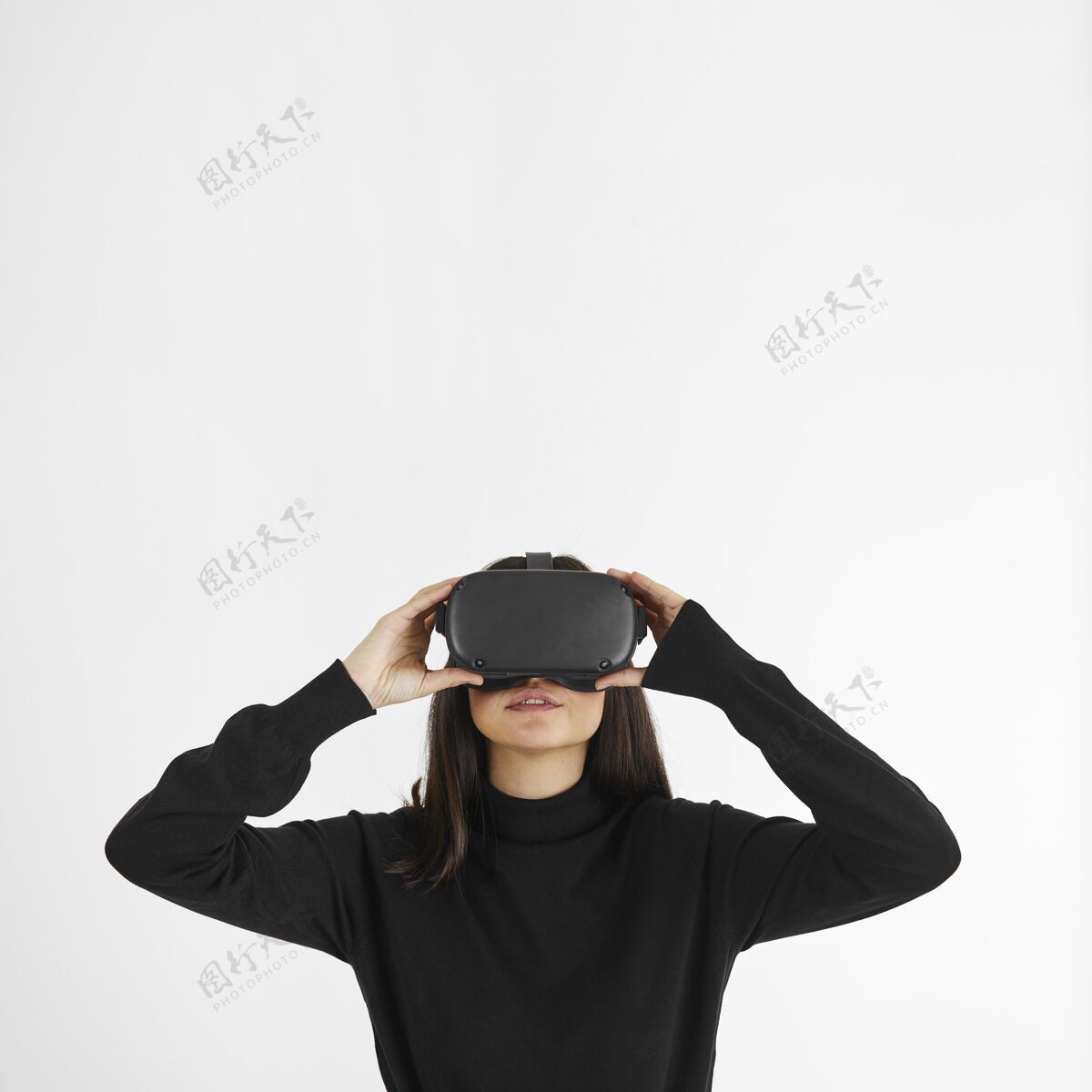 女人戴着虚拟现实耳机的女人设备室内小玩意