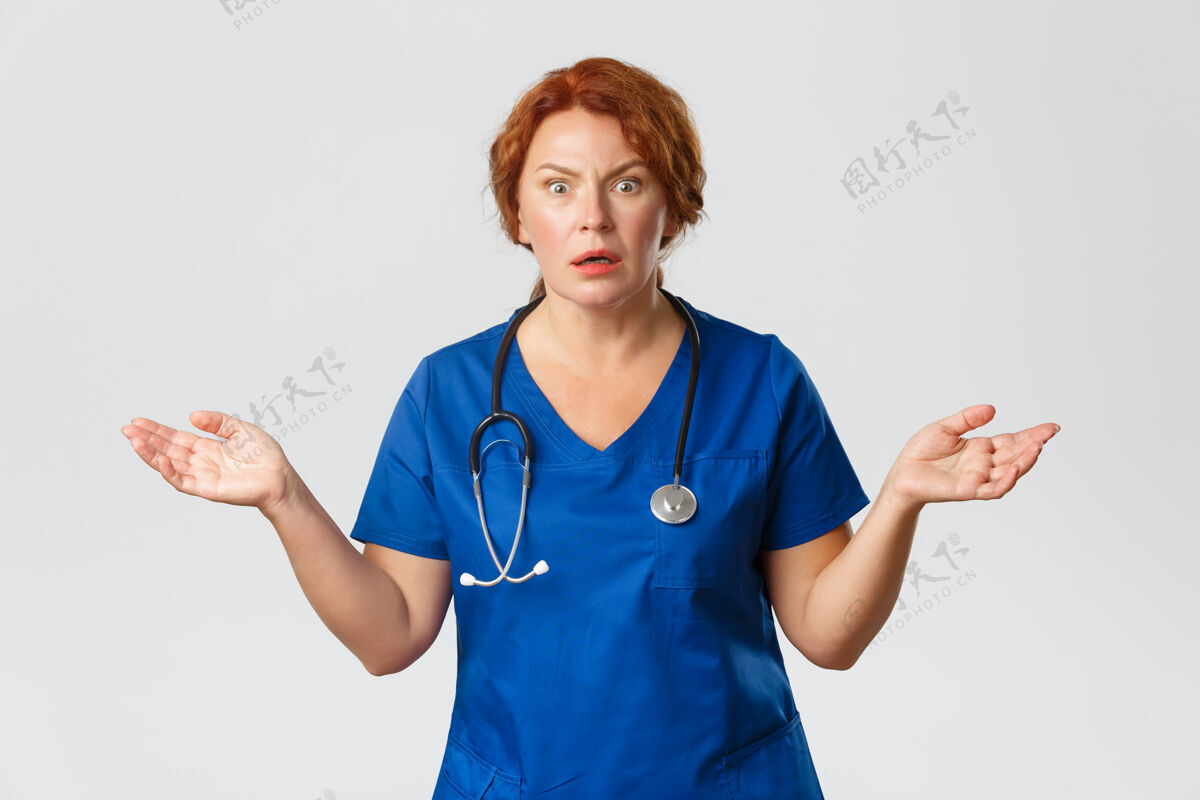 表情红发中年护士摆姿势女人成人保健