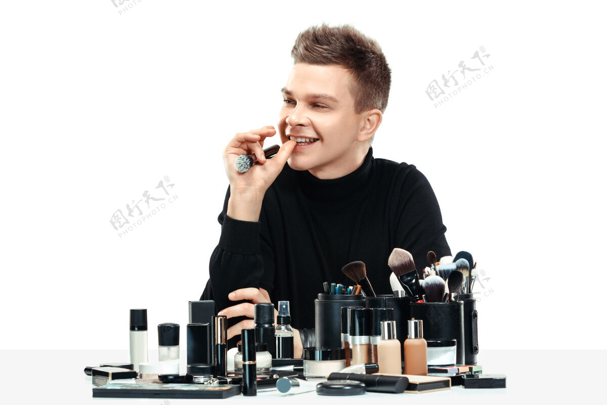 性感专业化妆师用工具隔离在空白处申请画笔男人