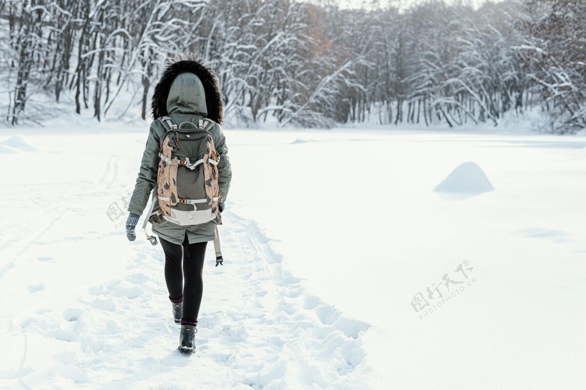 年轻冬天背着背包的女人场景雪冬天