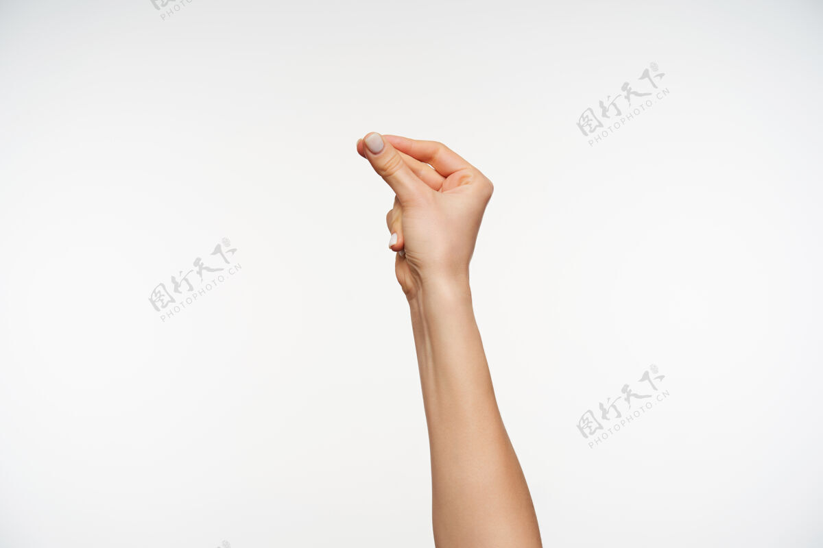 表达特写年轻漂亮女人举起的手保持拇指和中指在一起图片站立展示