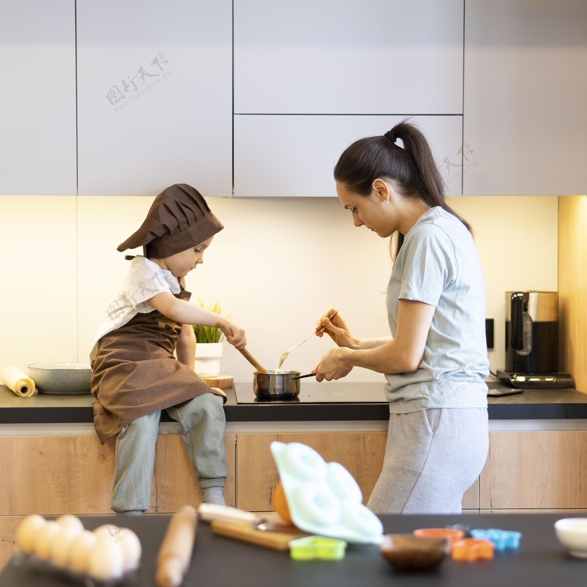 配料中枪妈妈和孩子做饭广场烹饪室内