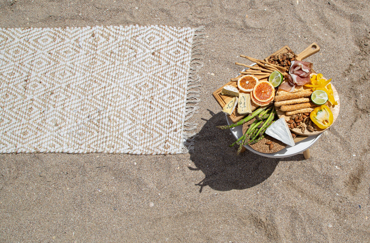 小吃在沙滩上野餐度假和度假概念野餐美味食物