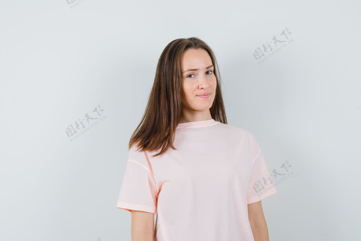 年轻年轻女性穿着粉色t恤 看起来很懂事 前视图敏感漂亮积极